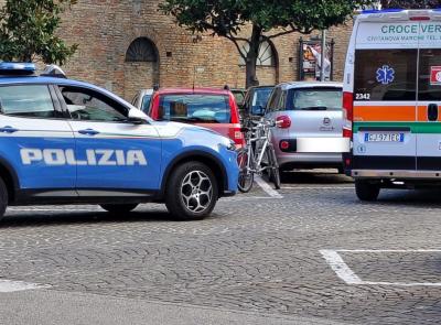 Civitanova, spintoni e urla in piazza San Marone: ragazza soccorsa dal 118 dopo intervento della polizia Civitanova, spintoni e urla in piazza San Marone: ragazza soccorsa dal 118 dopo intervento della polizia
