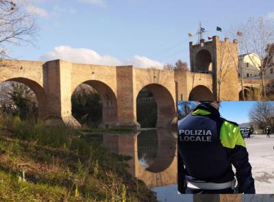 Tolentino, controlli sotto il Ponte del Diavolo: sei cittadini stranieri identificati