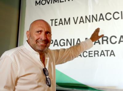 Luca Paolorossi entra nella Lega, all'annuncio c'è anche Vannacci: "Darò il mio contributo ad Acquaroli" Luca Paolorossi entra nella Lega, all'annuncio c'è anche Vannacci: "Darò il mio contributo ad Acquaroli"