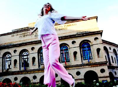 Macerata, passeggiando con il soprano Mihaela Marcu: l'arte di essere la 'vedova allegra' (FOTO e VIDEO)