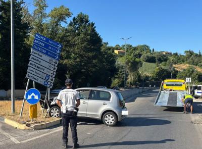 Macerata, perde il controllo dell'auto e finisce contro palo della segnaletica