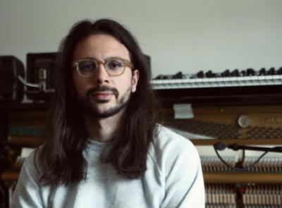 “By This Window”, il viaggio sonoro di Edoardo Petracci conquista il pubblico: successo per la raccolta fondi