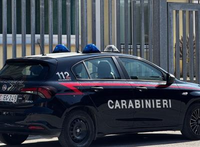 Porto Recanati, aggredisce l'ex compagna in piazza: scatta il braccialetto elettronico