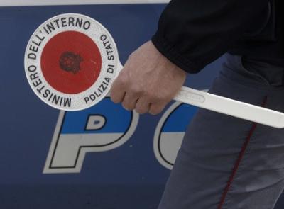 Tolentino, fugge all’alt con lo scooter e si rifugia in un edificio inagibile: denunciato 20enne