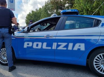 Scende ubriaco da uno yacht e aggredisce i poliziotti: denunciato 50enne