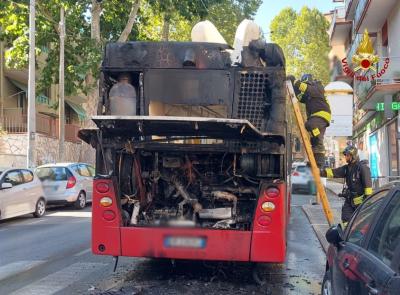 Bus prende fuoco ad Ancona, evacuati i passeggeri Bus prende fuoco ad Ancona, evacuati i passeggeri