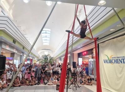 Magia, risate e acrobazie: il Valdichienti Buskers Festival trasforma il centro commerciale in un palcoscenico