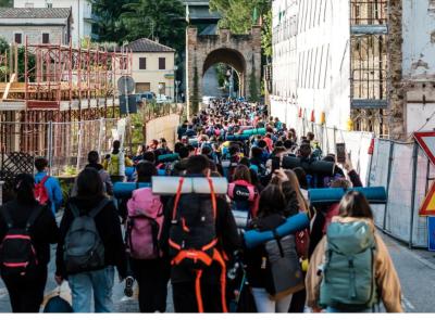 Marche in cammino verso Roma: oltre 900 giovani al Giubileo 2025