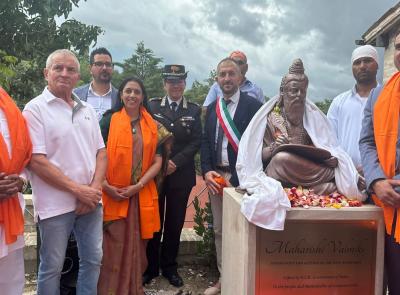 Camporotondo diventa ponte tra Italia e India: inaugurata la prima statua italiana di Valmiki