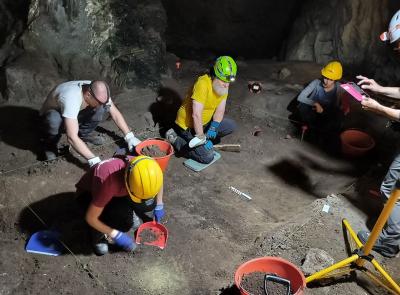 Orsi, selci e un amo in osso: la Grotta dei Baffoni racconta il passato grazie agli studi di Unicam