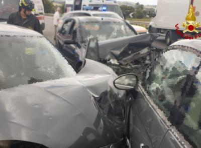 Tolentino, scontro tra quattro auto: tre feriti in ospedale, un conducente estratto dai vigili del fuoco