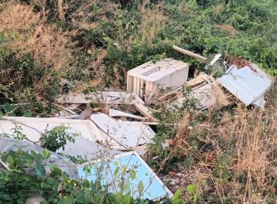 Potenza Picena, mobili in legno abbandonati lungo la scarpata: l’intervento delle Guardie Venatorie Federcaccia