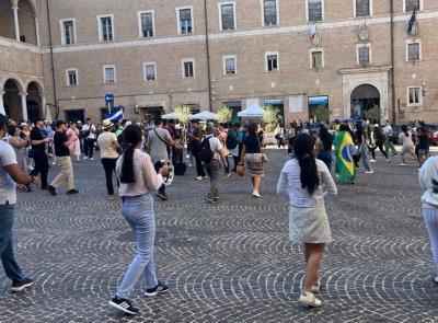 Giovani pellegrini da Rio a Macerata: un cerchio danzante di fede e speranza in Piazza della Libertà