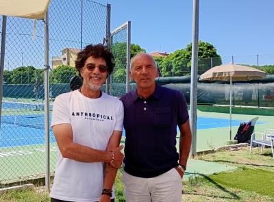 Tra tuffi in mare e campi da tennis: Max Gazzè in vacanza con la famiglia a Porto Recanati