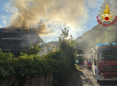Ussita, incendio in una casa in ristrutturazione: ore di lavoro per i vigili del fuoco (FOTO)