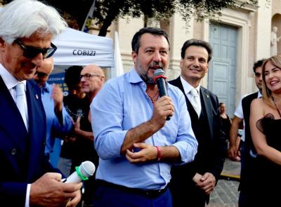 Salvini a Macerata: "Vinciamo per ciò che abbiamo fatto, non per le inchieste. Parcaroli? Un po' invecchiato"