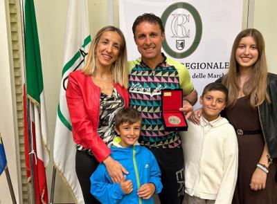 “Da Camerino a Capo Nord in bicicletta”: il Consiglio regionale premia l’impresa di Tonino Pieroni