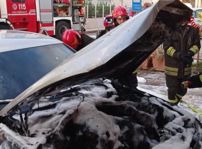 Auto in fiamme nella notte a Trodica: evacuata un’abitazione
