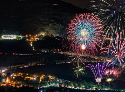 Magia di San Lorenzo, fuochi d’artificio sul Lago di Fiastra: prima e dopo si canta con le canzoni di De André