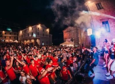 Torna la "regina" dell’estate marchigiana: al via la Sagra della Vernaccia di Serrapetrona 2025 Torna la "regina" dell’estate marchigiana: al via la Sagra della Vernaccia di Serrapetrona 2025