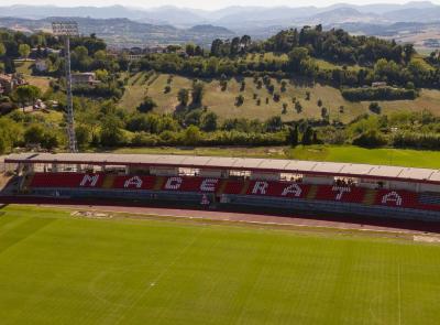 L'Helvia Recina si colora di biancorosso: nuovi seggiolini in tribuna, ora tocca alla gradinata