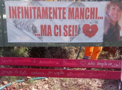 Strappato striscione e vandalizzata panchina in ricordo di Pamela, la madre: "Stanca e delusa"