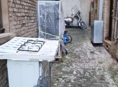 Macerata, elettrodomestici e rifiuti abbandonati nel centro storico: scatta la denuncia