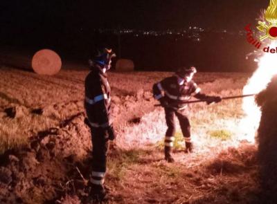 Incendio di rotoballe nelle campagne: domato dopo oltre 13 ore di lavoro