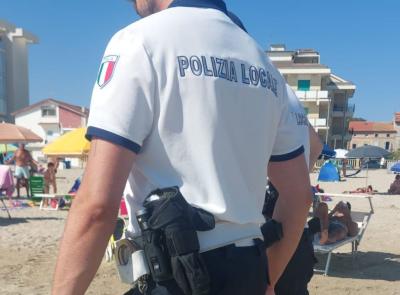 Civitanova, raffica di controlli anti-abusivismo sulle spiagge: sequestrata merce e sanzioni per 10mila euro