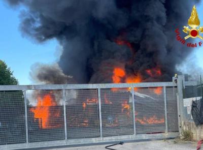Incendio in azienda di materiali bituminosi, intervento dei Vigili del Fuoco Incendio in azienda di materiali bituminosi, intervento dei Vigili del Fuoco