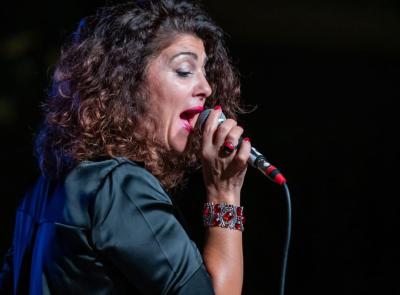 Cingoli, la voce graffiante di Carla Mancinelli porta il soul e il blues in piazza