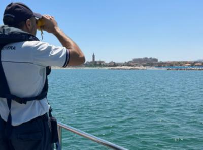 Barca si capovolge tra Potenza Picena e Porto Recanati: tre pescatori tratti in salvo