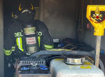 Incendio in appartamento, intervento dei Vigili del Fuoco e due persone evacuate
