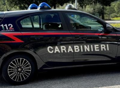 Ussita, barricata in casa con un coltello minaccia il suicidio: giovane salvata dai carabinieri Ussita, barricata in casa con un coltello minaccia il suicidio: giovane salvata dai carabinieri