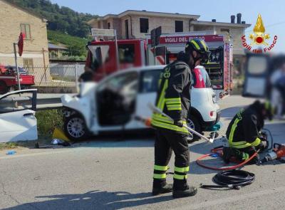 Tragico scontro tra auto e furgone: muore una donna