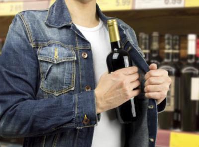 Corridonia, ruba vini e liquori pregiati al supermercato: denunciato 32enne