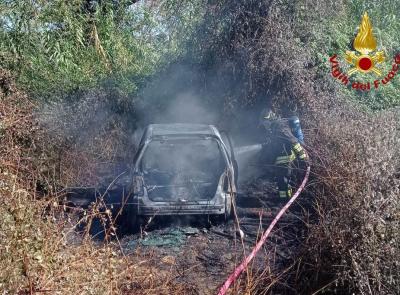 Civitanova, auto in fiamme precipita in una scarpata: a fuoco anche le sterpaglie