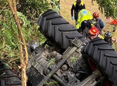 Trattore si ribalta in una scarpata: il conducente estratto dai vigili del fuoco