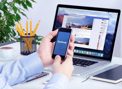 Foto di altre persone su Facebook senza consenso: cosa dice la legge