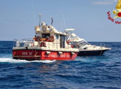 Imbarcazione in avaria, recupero dei Vigili del fuoco a 20 miglia dalla costa Imbarcazione in avaria, recupero dei Vigili del fuoco a 20 miglia dalla costa