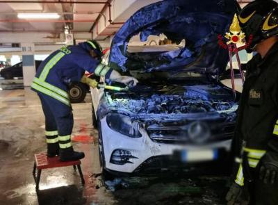 Civitanova, auto prende fuoco nel parcheggio sotterraneo del Cuore Adriatico