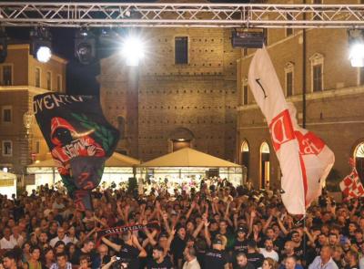Maceratese, altra notte speciale: la squadra in piazza per San Giuliano. Riparte la campagna abbonamenti