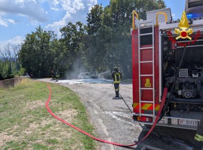 Macerata, auto in fiamme in contrada della Pieve: intervengono i vigili del fuoco