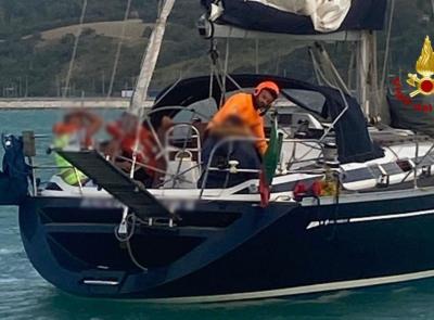 Colpito dall’albero della vela e risucchiato dall’elica: 62enne muore in mare