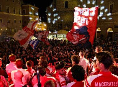 Una piazza biancorossa accoglie la Maceratese: entusiasmo alle stelle per la stagione del ritorno in Serie D Una piazza biancorossa accoglie la Maceratese: entusiasmo alle stelle per la stagione del ritorno in Serie D