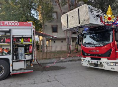 Macerata, incendio in via Volturno: i vigili del fuoco salvano una donna e i suoi tre gatti