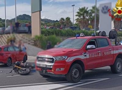 Tremendo scontro sulla SS16 tra auto e moto: muore un uomo