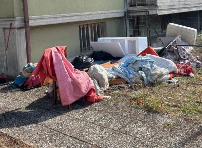 Macerata, lancia oggetti dalla finestra poi si barrica in casa: intervengono sanitari e Polizia Locale