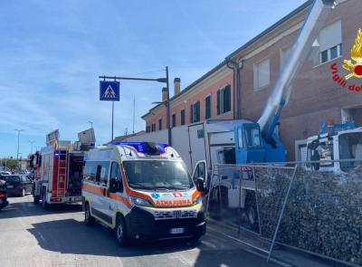 Camion finisce contro un cantiere: grave il conducente, ferito anche un operaio