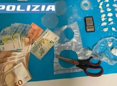 Droga sotto il tappetino dell’auto e in un barattolo: arrestato pusher